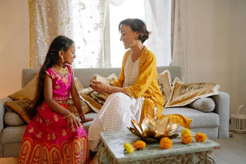 સવારે Lunchbox, સાંજે દિવો: અમેરિકામાં ગુજ્જુ મૉમ્સ કઈ રીતે બે દુનિયા વચ્ચે 'ઘર' ઊભું કરે છે